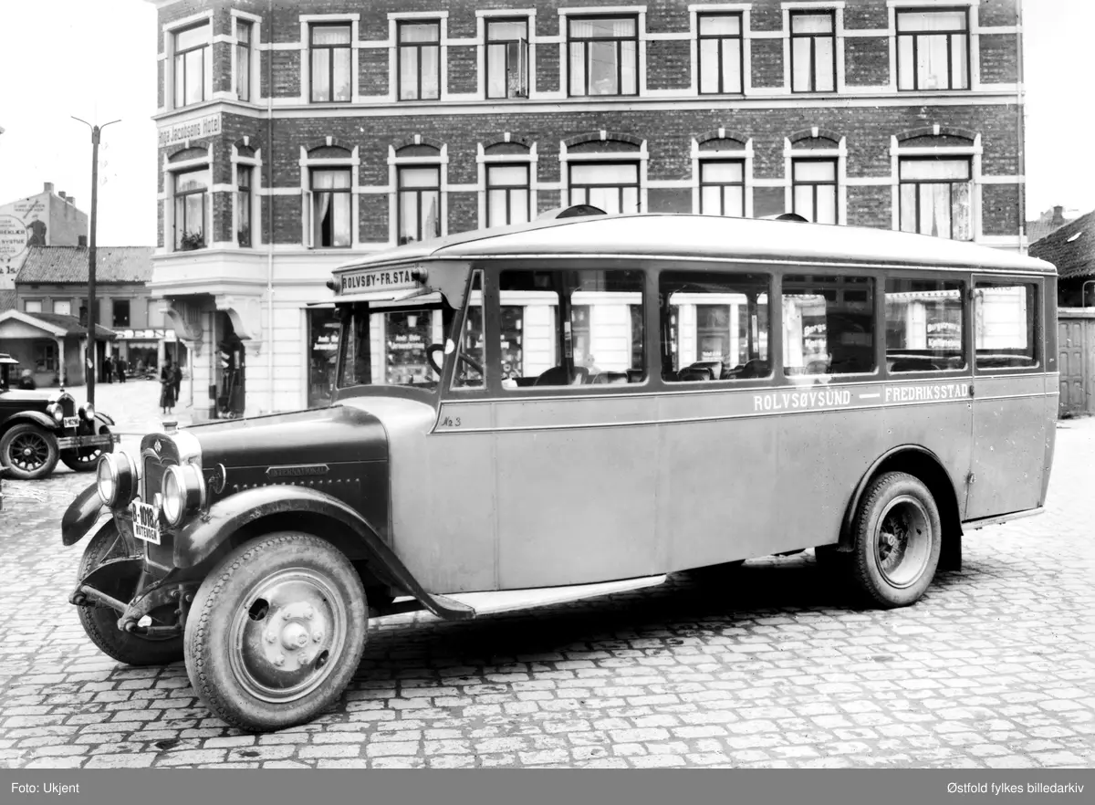 Bussen gikk i rute mellom Rolvsøysund og Fredrikstad. Eier Juel Johansen, Rolvsøy. Bildet er tatt 1930 ved Torvet i Fredrikstad, utenfor Jens Jacobsens jernvareforretning. Nille har forretning i hjørneinngangen i dag (2007).


Juel Johansen, Rolvsøy, begynte tidlig å kjøre bil. I 1919 fikk han kjøpt en lastebil som ble ombygd til buss. Våren 1920 var den klar for visning. Det ble nå etablert fast bilrute Solli-Fredrikstad. Det ble kjøpt inn flere busser etter hvert som virksomheten ble utvidet, blant annet med mye turkjøring. Bussmateriellet ble også fornyet. På bildet er vi antakelig B-10182, en International 1928-modell. 
Juel Johansens Bilruter er et av svært mange mindre rutebilbedrifter som har eksistert i Østfold, og er det eneste som har overlevd alle endringene i bransjen gjennom tidene. I 2013 mistet selskapet bussrutene, men har fortsatt videre som turbusselskap. 
Juel Johansens Bilruter drives i dag av tredje generasjon Johansen. Selskapet har gjennom tidene hatt samme adresse i Rådalsveien, Rolvsøy. Se også www.jueljohansen.no. (Sveinung Berild 2018)