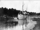 Parti från Göta kanal. Passagerarbåten Venus passerar Rödesundsbron (rullbron) omkr 1890. Foto: Axel Sjöberg. Förstoring 30 x 40 cm. Neg och glasneg finns.