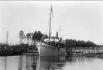 Parti från Göta kanal. Passagerarbåten Ceres passerar rullbron i Rödesund år 1902. Neg. finns. Foto: Axel Sjöberg.