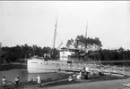 Parti från Göta kanal. Passagerarbåten Venus passerar rullbron i Rödesund år 1910. Neg. finns. Foto: Axel Sjöberg.