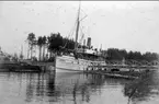 Parti från Göta kanal. Passagerarbåten Juno passerar rullbron i Rödesund. Foto: Axel Sjöberg.