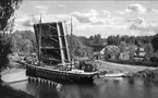 Parti från Göta kanal. Båten Alma passerar genom klaffbron i Rödesund. Kortet taget efter 1947.