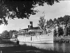 Rödesund. Parti från Göta kanal. Passagerarbåten Wilhelm Tham passerar. I bakgrunden brovaktarstugan. Neg. finns.