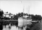 Parti från Rödesund. Passagerarbåten Venus passerar Göta kanal. Endast glasneg finns. Foto: Axel Sjöberg.