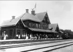 Karlsborgs järnvägsstation omkr år 1900. Förstoring 32 x 50 cm finns. Neg finns. Foto: Axel Sjöberg.