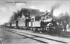 Karlsborgs järnvägsstation. Invigd den 26 juli 1876. Ånglok med vagnar. Endast neg., glasneg och inramat foto finns. Kortet taget år 1924.