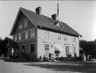 Kungliga posthuset i Karlsborg. Invigt 24/12 1904, revs 1991. Lägg märke till unionsflaggan. Förstoring 30 x 40 cm finns. Glasneg finns. Foto: A Sjöberg, år 1906.