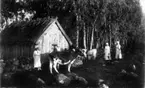 Sommarfähus eller markladugård på Österåsen i Eriksberg. Fr.v. Berta på Veken, systrarna Elsa, Edit och Anna Johansson.