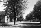 Karlsborg, Kungsgatan omkr år 1945. Missionskyrkan närmast i bild.