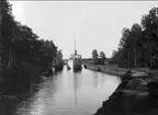 Göta kanal. Parti från Forsvik. Passagerarbåten Baltzar von Platen passerar. Förstoring 26 x 35 och 28 x 38 cm.