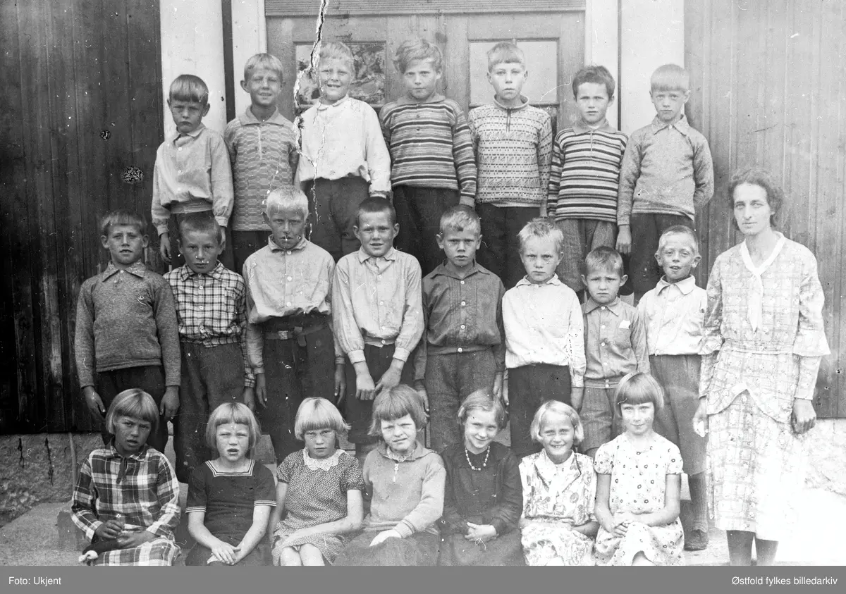Skoleklasse ved Neaskog skole i 1933 med deres lærerinne frk. Hedvig Monsen. Elevene står ved Kommunelokalet.

1. rekke: 
1. Kamilla Belsby
2. Ruth Bergerud
3. Gerda Gressløs
4. Inger Mørkeseth
5. Ellen Hasle 
6. Ingeborg Sulusnes
7. Aslaug Westgaard
8. Hedvig Monsen

2. rekke: 
1. Åsmund Gressum
2. Einar Gressløs
3. Hans Belsby
4. Thorleif Andersen
5. Bjørn Opstadmo
6. Arve Bergerud
7. Martin Lunde
8. John Lunde

3. rekke: 
1.  Rikard Brenne
2. Dagfinn Handelsby
3. Gunnar Brenne
4. Johannes Lunde
5. Arne Tangen
6. Kristian Lunde
7. Arthur Gressum