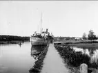 Göta kanal, parti från Forsvik. Passagerarbåten Baltzar von Platen passerar. Finns endast glasneg.