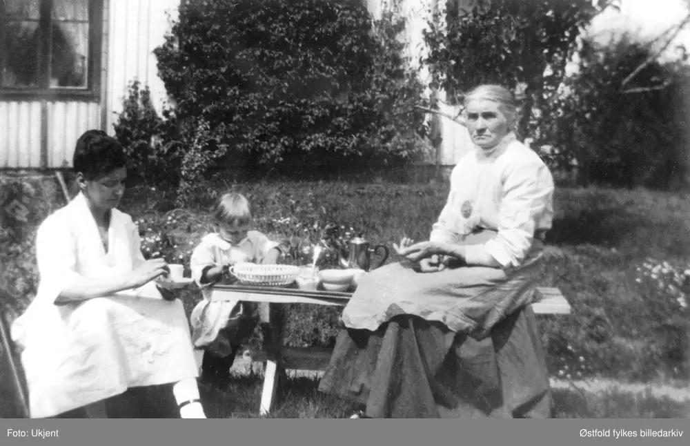 Kaffekos i hagen på Kjos, Skiptvet  ca. 1927. Datter Olga Hansen f. Skipperud, Oslo, barnebarn Marit Skipperud , kjos og Anette Skipperud f. Saxebøl F.1852 D.1930  - g.m. Martin Skipperud, Kjos.