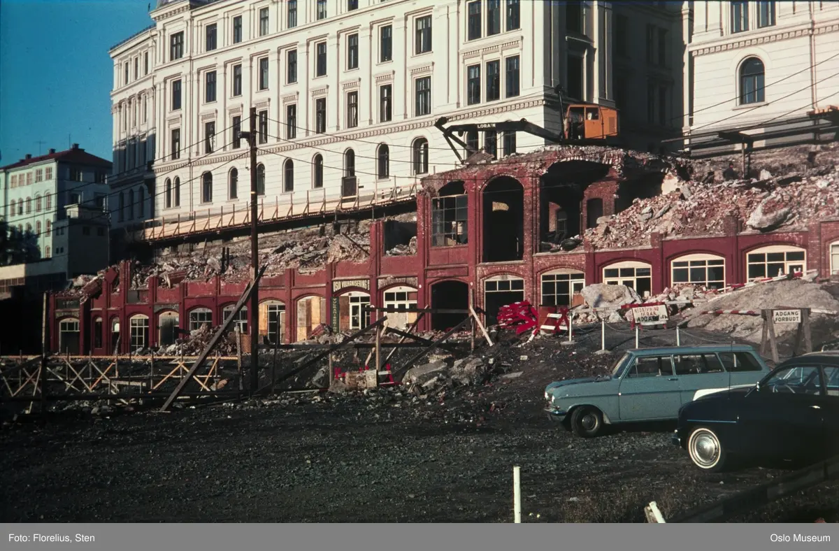 Victoria terrasse, Ruseløkkbasarene, rivningsarbeid, Ruseløkka skole, biler