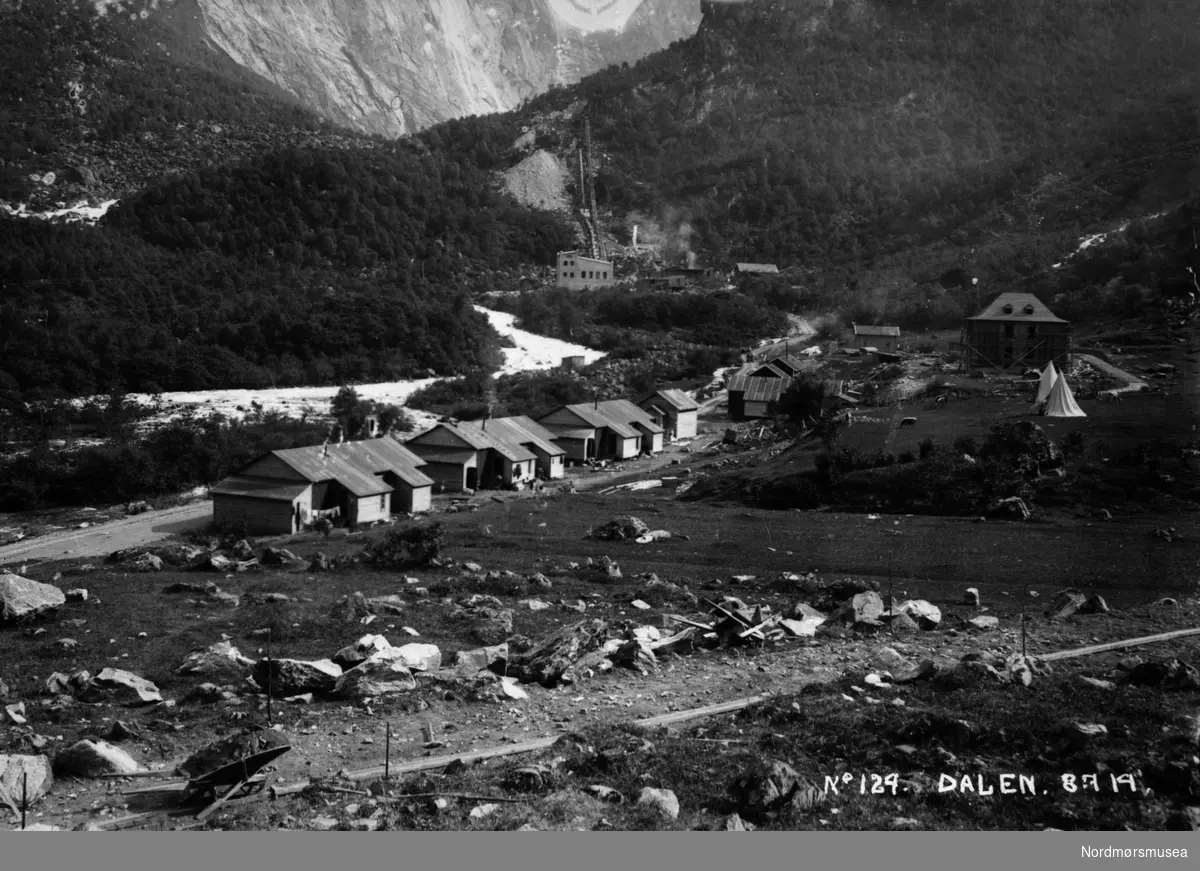 "No. 124. Dalen. 8.7.14" Foto, trolig fra Sunndal kommune. Datering ser ut til å være 8. juli 1914. Fra Nordmøre museums fotosamlinger.