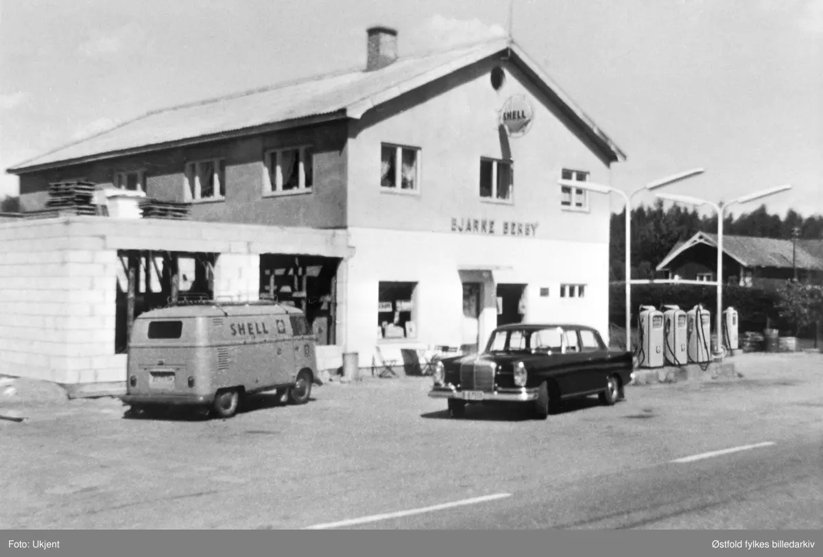 Bjarne Berbys bensinstasjon og bilverksted i Varteig, utvidelse av butikken. Reklameskilt for SHELL. Varebil, VW Transporter, og Mercedes personbil står utenfor bygningen. VW Transporter.