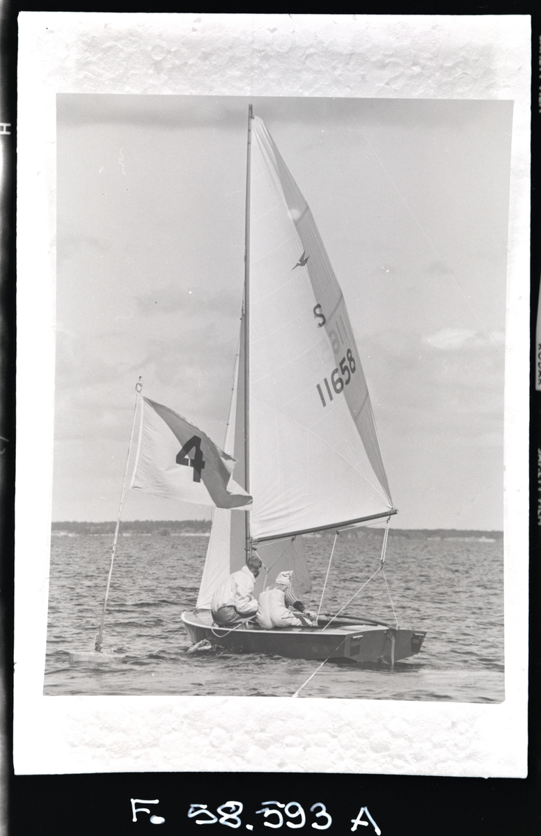 Snipe segelbåt S 11658 rundar märke under kappsegling