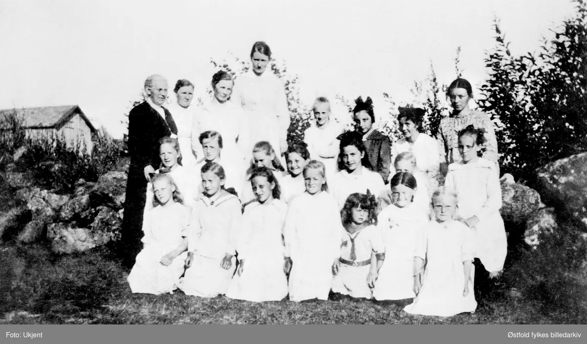 Amatørfotografi av barneforeningen "Vårblomsten", Missingmyra i Råde. Stiftet i mai 1919. Bildet ant. tatt i 1919. Barneforening var tilslutta Det Norske Misjonsselskap, NMS. Lydia Lundh, Karen Lundeby, Mathilde Lundeby og fru Lavik var ledere. 
Navneliste med plassering på fotokortet.