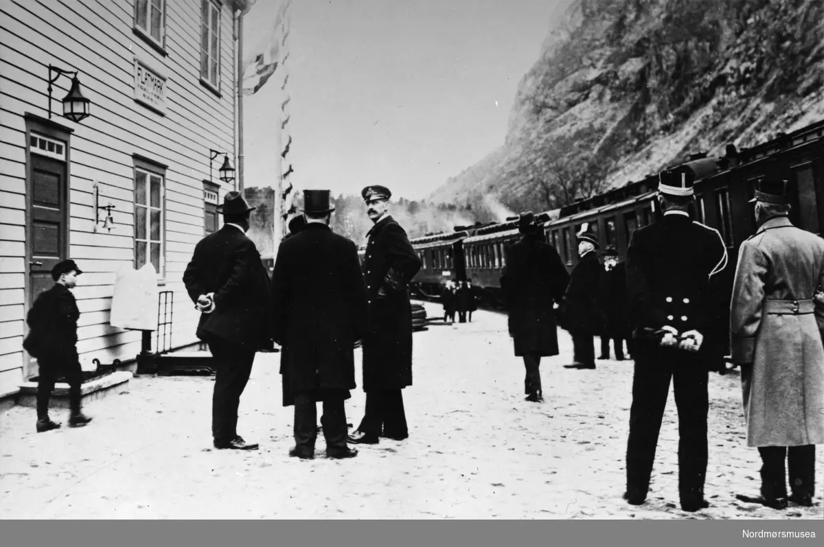 Foto fra det som var Flatmark jernbanestasjon på Åndalsnes i Rauma kommune. Datering er trolig omkring 1924 til 1930. Fotograf er ikke kjent. Fra Nordmøre museums fotosamlinger.