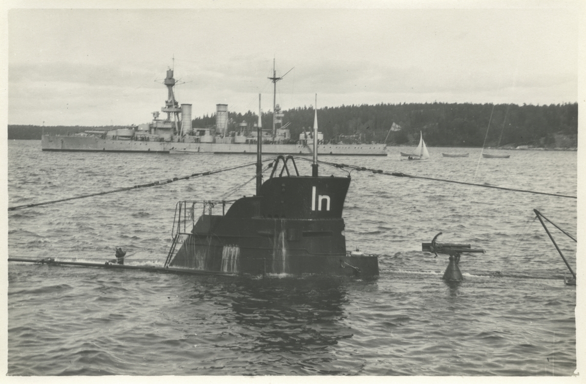 Ubåten ILLERN med pansarskeppet DROTTNING VICTORIA i bakgrunden på Baggensfjärden under Örlogsflottans Ungdomsdag 8 september 1929.