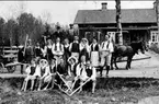 Karlsborgs folkdanslag på besök i Forsvik år 1912. I mitten Ekring som bildade sällskapet 1910. Förstoring 25 x 41 cm. Neg finns.