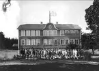 Skolklass utanför Mölltorps gamla skola år 1924. Förstoring 28 x 38 cm. Neg finns.