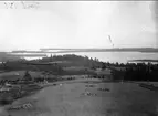 Mölltorp, utsikt från Klinten på Vaberget mot Karlsborg. Vid horisonten syns fästningen. Glasneg finns.