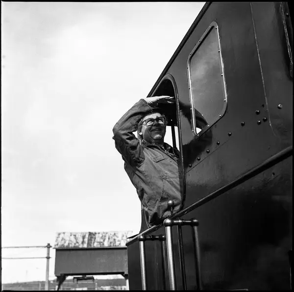 En mannlig frivillig i tjeneste som lokfører