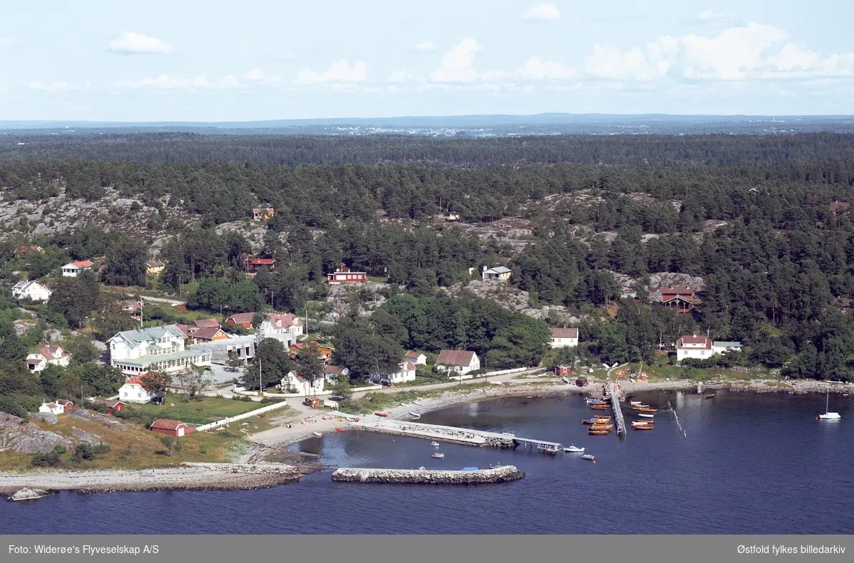 Oversiktsbilde over Larkollen med Røeds Hotell i Rygge sett mot Halmstad.