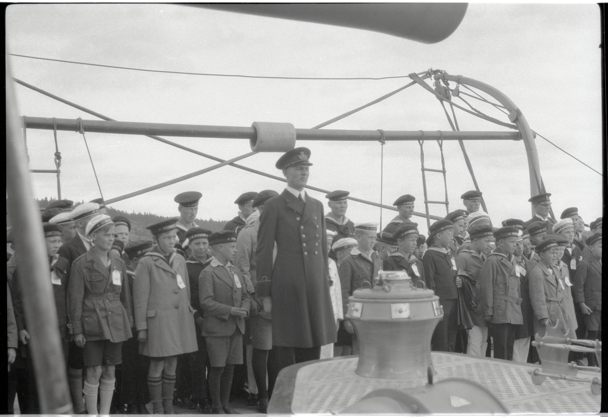 Barn ombord på örlogsfartyg bibringas insikter om sjökrig under Örlogflottans Ungdomsdag i Saltsjöbaden 8 september 1929. I mitten fänrik Riben.