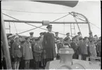 Barn ombord på örlogsfartyg bibringas insikter om sjökrig under Örlogflottans Ungdomsdag i Saltsjöbaden 8 september 1929. I mitten fänrik Riben.