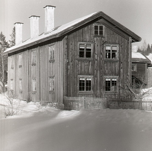 Gammelbyggningen på gården Kristofers med sina smala, högresta vitmenade skorstenar. Byggnader med denna typ av skorstensrad kallas ibland för "tremastare".