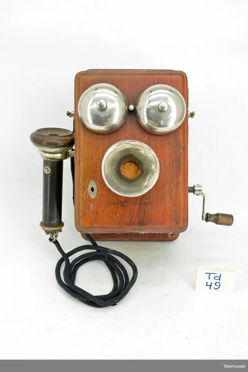 Vegghengt telefon; trekasse med metall deler.