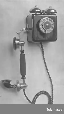 Telefonapparat, automat, veggapparat i stål. Elektrisk Bureau.