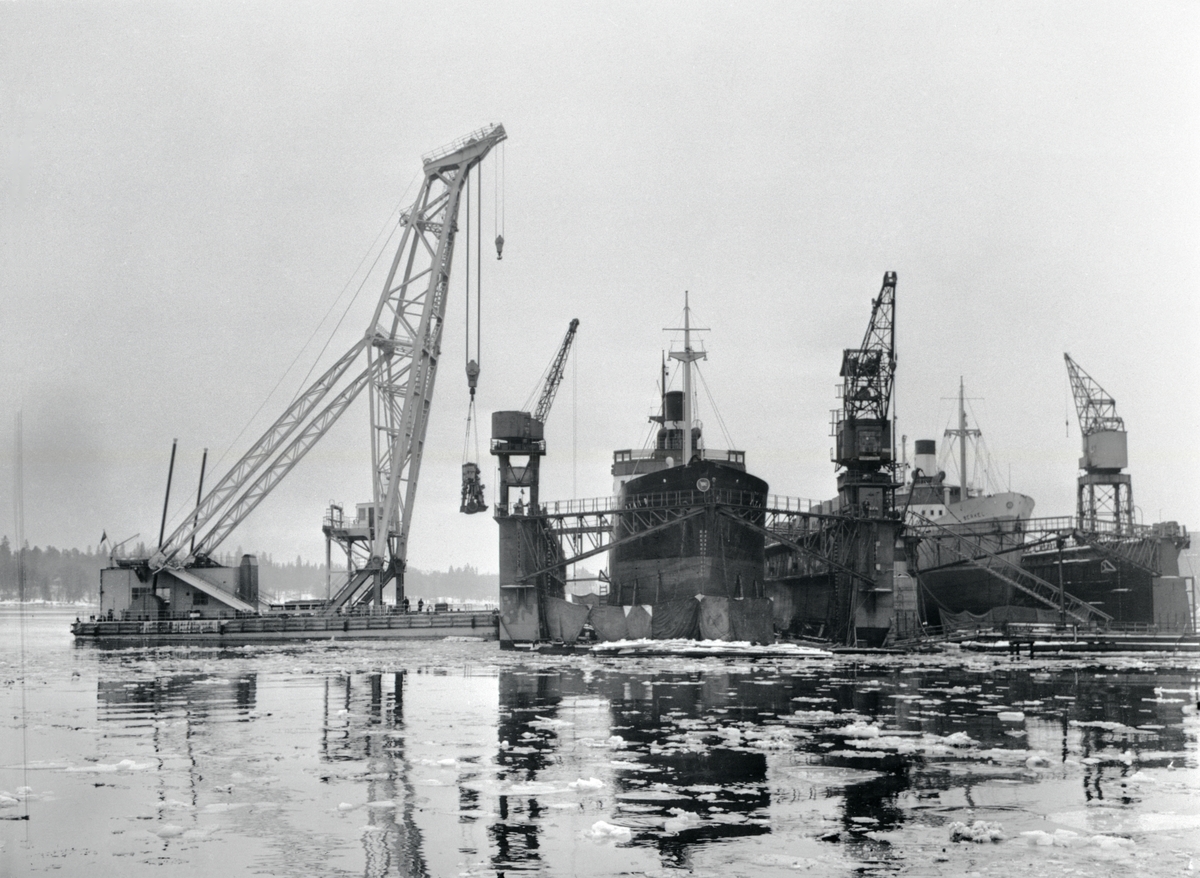 Finnboda varv. Flytdocka.
Enligt uppgift från besökare en återinsittning av ångmaskin i Irisbolagets ATAIR efter reparation. Pga av haveri på Nordlandskusten dec 57.