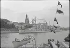 Från kung Gustaf V:s statsbesök i Riga 31 juli 1929. Bakom pansarskeppet DROTTNING VICTORIA ses jagarna av Ehrensköld-klass EHRENSKÖLD (innerst, dold) och NORDENSKJÖLD (med IK-nr 12). Bilden är tagen från pansarskeppet SVERIGE.