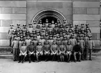 Fästningen, en gruppbild av militärer utanför slutvärnet. Foto: Alfred Sjöberg. Förstoring 17 x 23 cm.