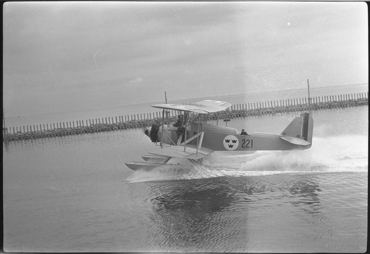 Torpedflygplan av typ Heinkel HD 16 (T 1 i Flygvapnet), fotograferat i Malmö hamn 1929. Denna maskin med fpl-nr 221 (urspr. 21, från 1931 2121) var den andra av två som 1928 anskaffats till Flygvapnet, den utmönstrades 1939.