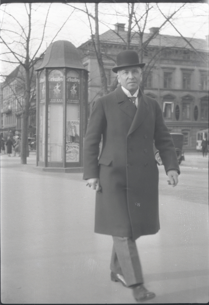 Fotografens far, industrimannen Edwin Berger, fotograferad under promenad i Kungsträdgården 1929