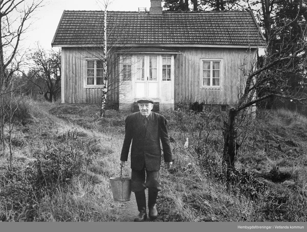 Edvin Green framför Blomsholm i Simnatorp.