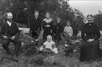 Granvik Hyttehamn omkr 1912. Från vänster Oscar Eriksson, Kalle, Elsa, Rut, Gunnar, hustrun Emma och lillpojken Allan. Neg finns.