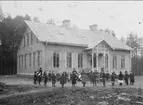 Karlsborgs folkskola år 1910. Neg finns. Förstoring 42 x 59 cm.