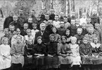 Forsviks skola år 1909. Skolklasser utomhus, 3 st klasser med årgång 1896 -97 -98. För namn se bilaga till 52886. Förstoring 35 x 50 cm. Neg finns.