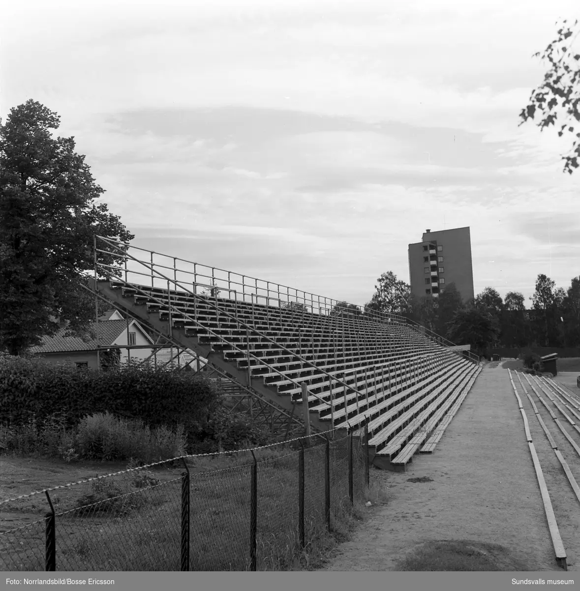 Norra läktaren i Idrottsparken. Översiktsbild samt detaljbilder. Norrländska Ställnings AB.