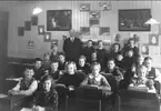 Överlärare Karlsson med skolklass år 1938 - 39 i Karlsborgs skola vid järnvägen. Skolan byggdes år 1907. Neg finns. Namnlista se bilaga till 53084. Neg finns.