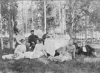 Forsvik, familjefest i gröngräset omkr år 1900. Förstoring 50 x 32 cm finns. Sittande från vänster: Elin Kilström, Alma Starkenberg, Elna Starkenberg, Gertrud och Karl Starkenberg. Bakre raden från vänster: Augusta Kilström, Anders-Petter Kilström, Thea Kilström, Anders Gustav Starkenberg, Anna-Maria Johansdotter, Sigrid Kilström.