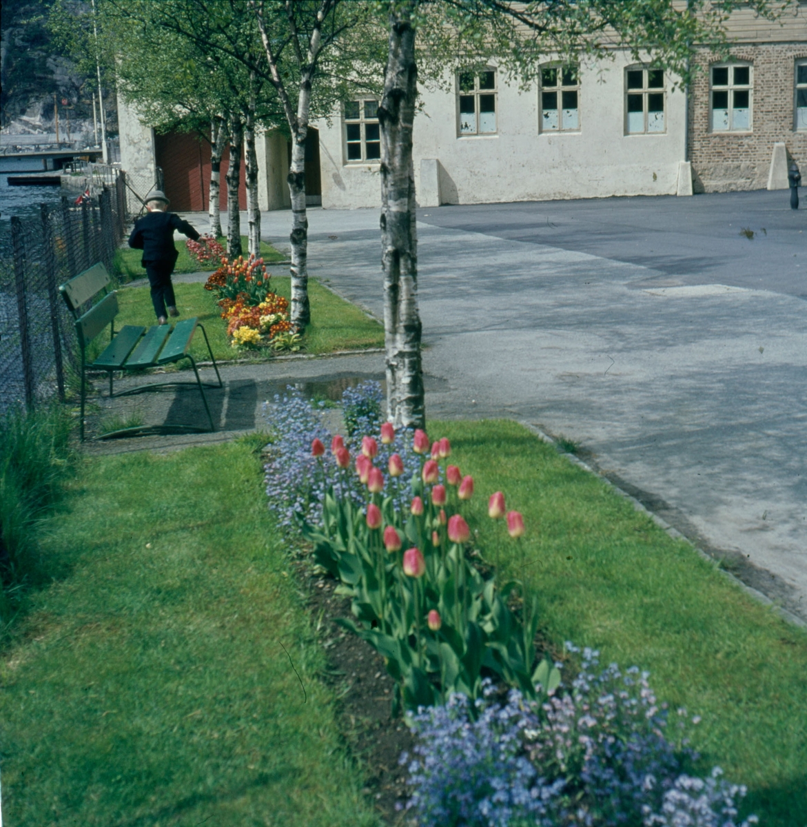 Blomsterbedet ved Fabrikkplassen utenfor Egersund Fayancefabrik i Egersund