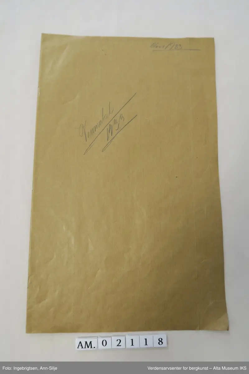 Skjematiske sider med gråpapiromslag. Sidene har nedtegnelser med varer og pris. På vårmarkedet fikk de inn kr. 10 146,- (kr. 397 573.- i dagens verdi (juni 2017)).