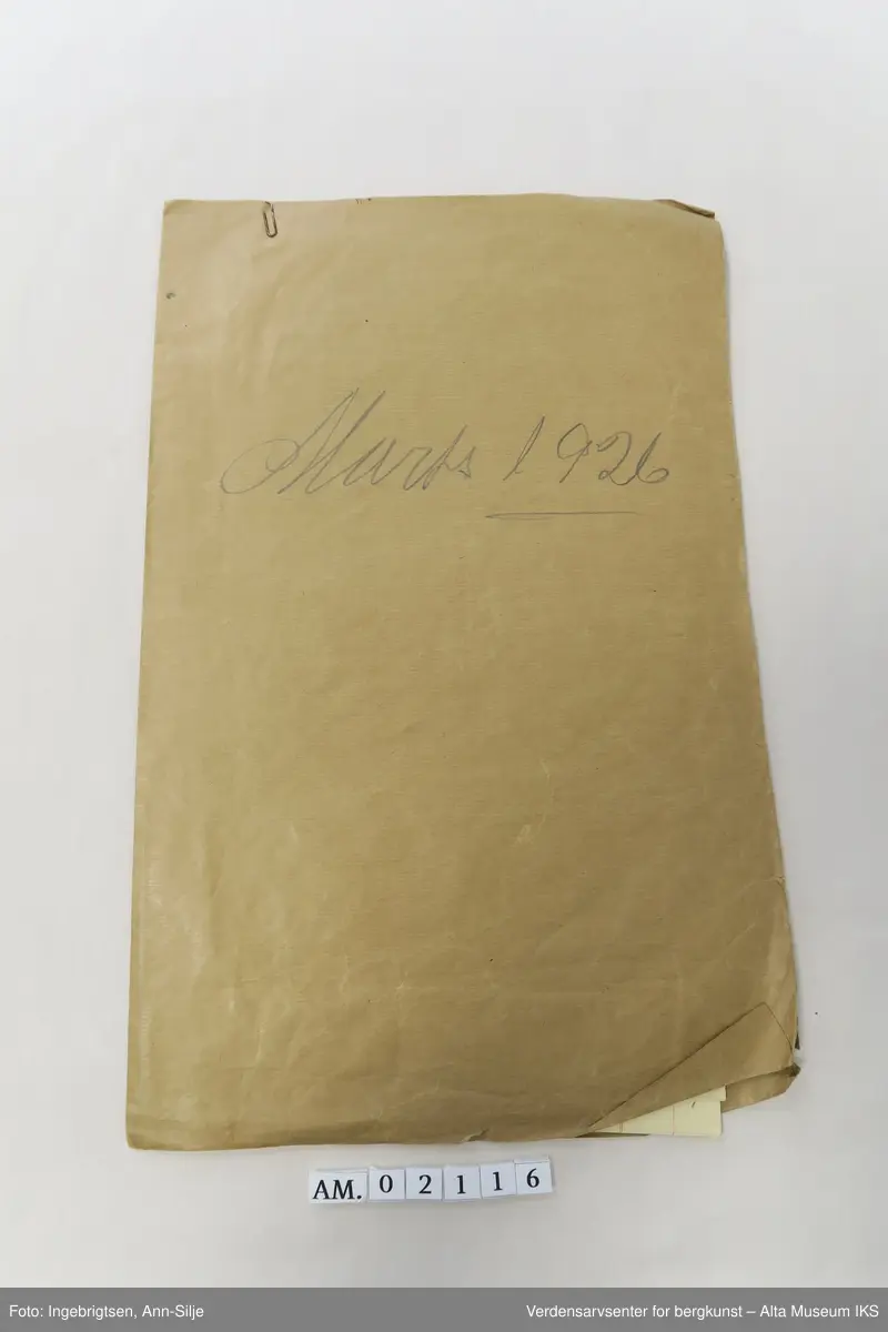 Skjematiske sider med gråpapiromslag. Sidene har nedtegnelser med varer og pris. På vårmarkedet  1926 fikk de inn kr. 19 726,11 (kr. 549 216,43 i dagens verdi (juni 2017)).