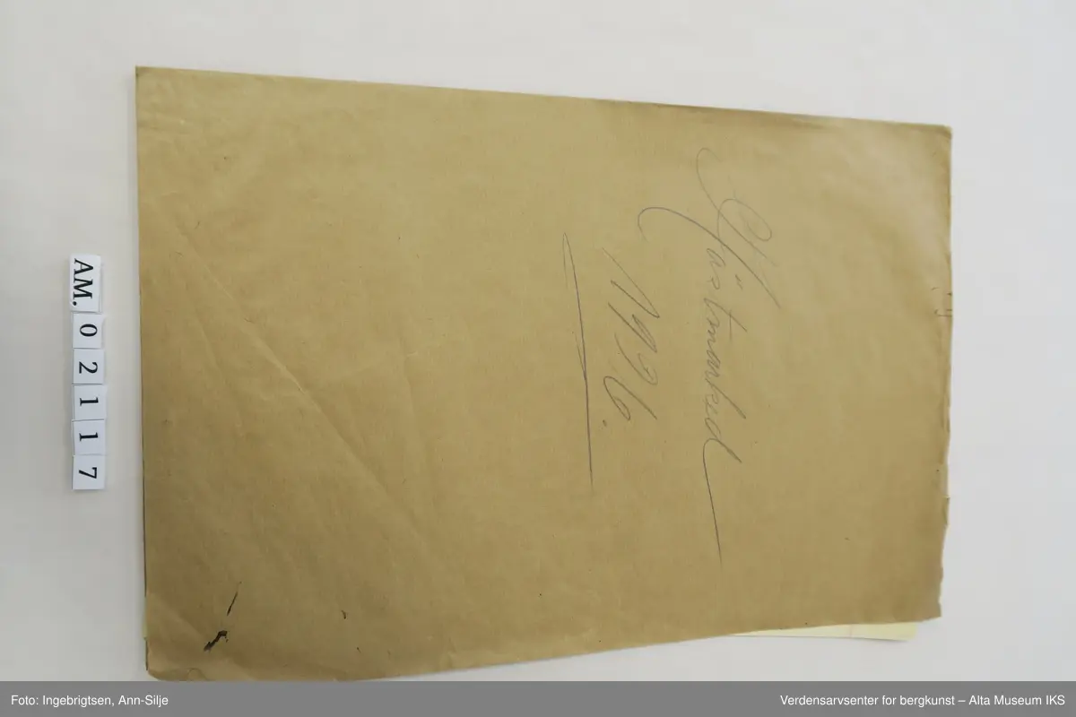 Skjematiske sider med gråpapiromslag. Sidene har nedtegnelser med varer og pris. På høstmarkedet 1926 fikk de inn kr. 16 132, 23 (kr. 474 108, 32 i dagens verdi (juni 2017)).